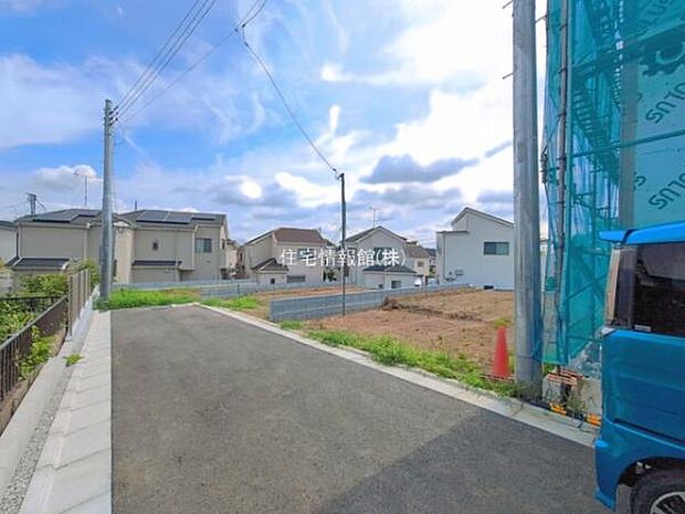 前面道路を含めた現地写真です。
