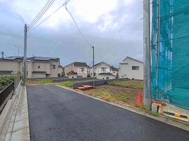 前面道路を含めた現地写真です。