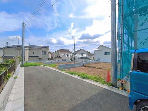 前面道路を含めた現地写真です。