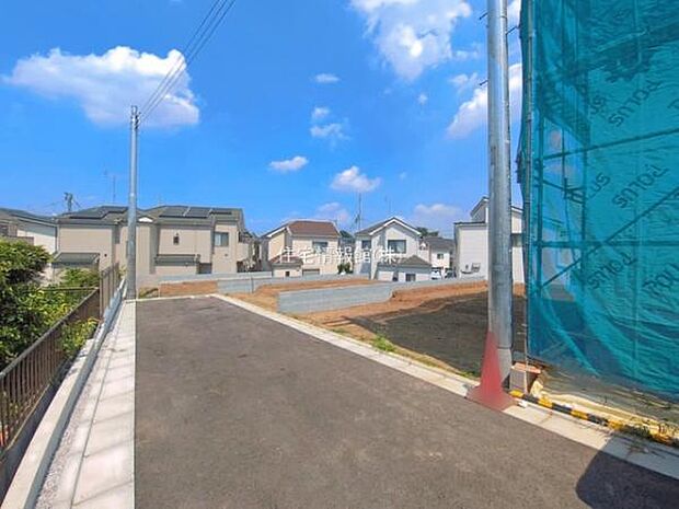 前面道路を含めた現地写真です。