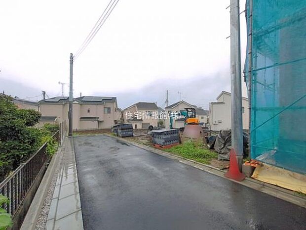 前面道路を含めた現地写真です。
