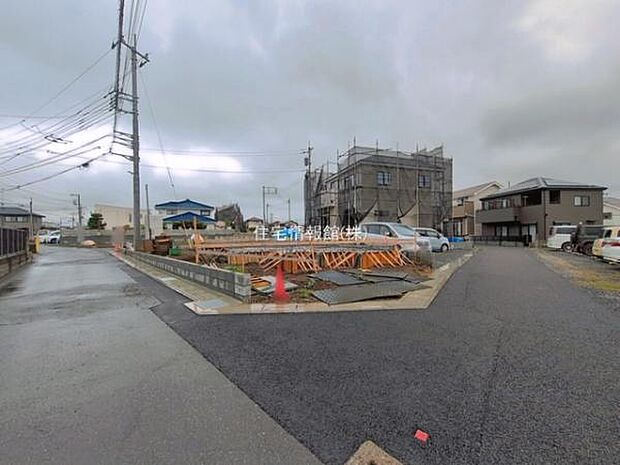 前面道路を含めた現地写真です。
