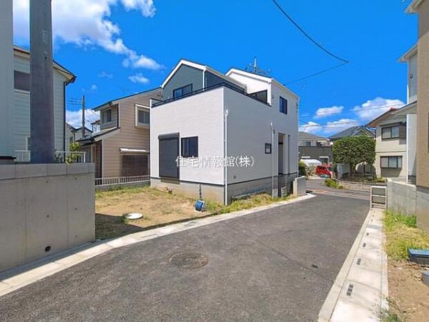 前面道路を含めた現地写真です。