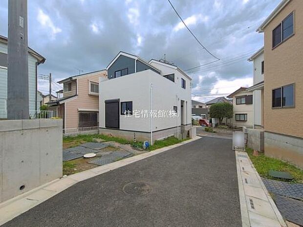 前面道路を含めた現地写真です。