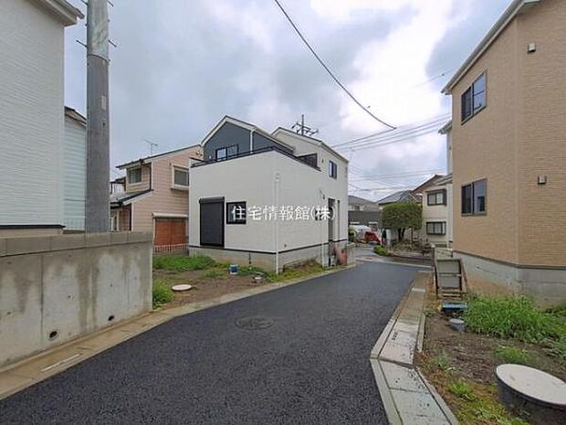 前面道路を含めた現地写真です。