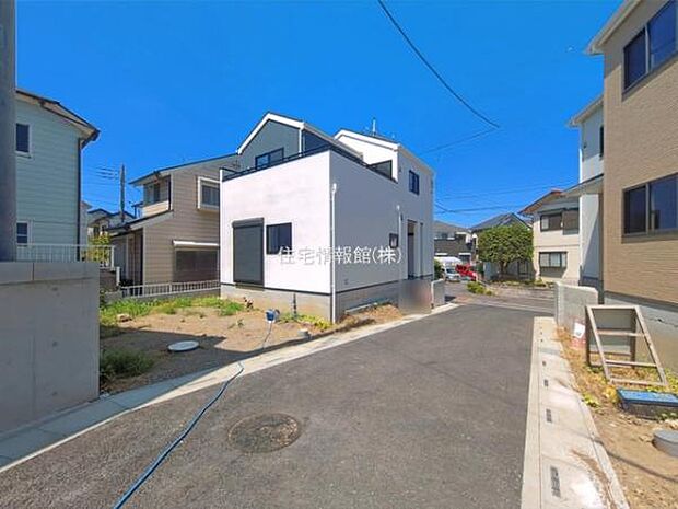 前面道路を含めた現地写真です。