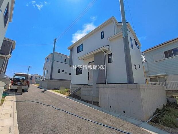 前面道路を含めた現地写真です。