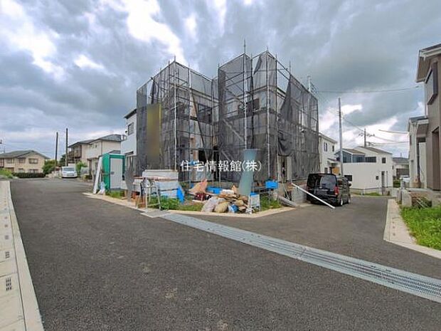 前面道路を含めた現地写真です。