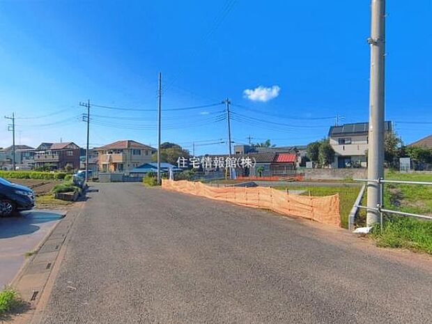 前面道路を含めた現地写真です。