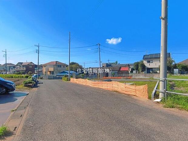 前面道路を含めた現地写真です。