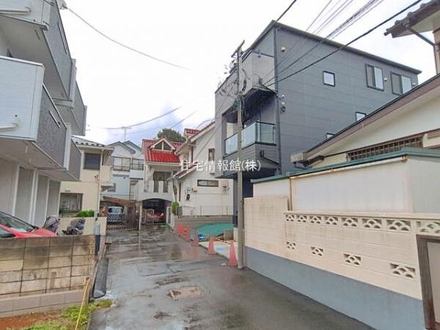 前面道路を含めた現地写真です。