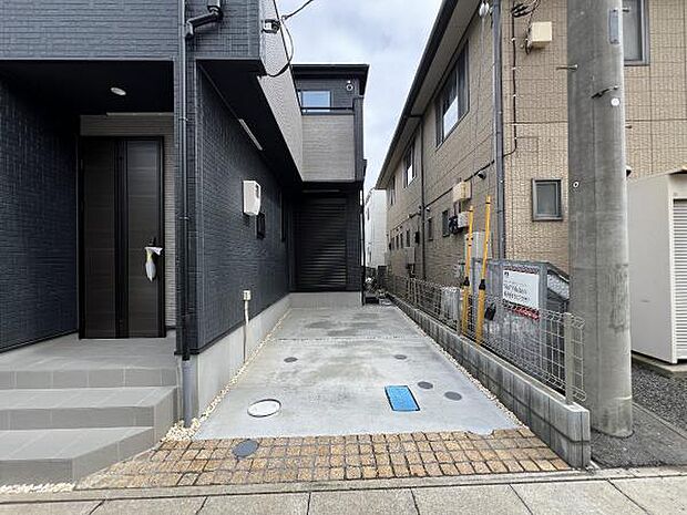 駐車場ももちろん完備しておりますのでお車所有の方にも心強いです。