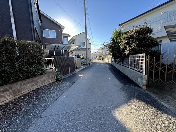 前面道路を含めた現地写真です。