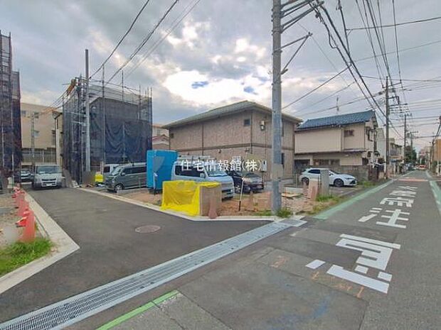 前面道路を含めた現地写真です。