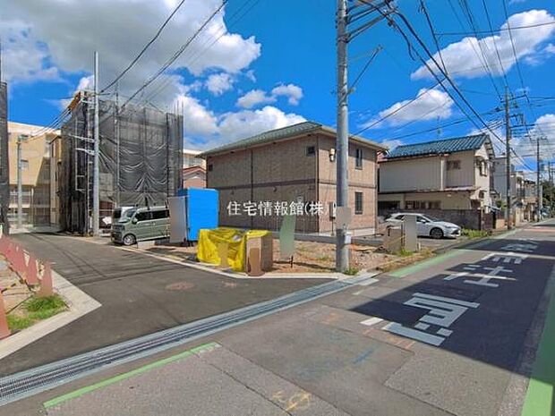 前面道路を含めた現地写真です。