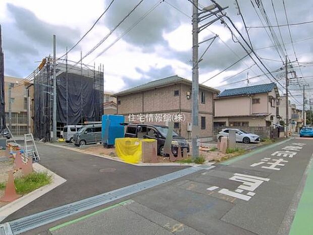 前面道路を含めた現地写真です。