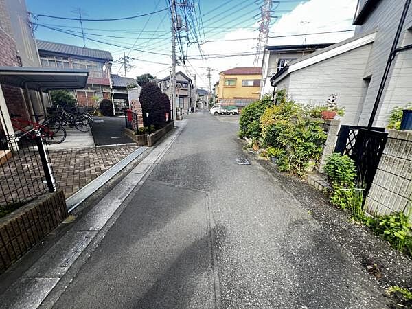 前面道路を含めた現地写真です。