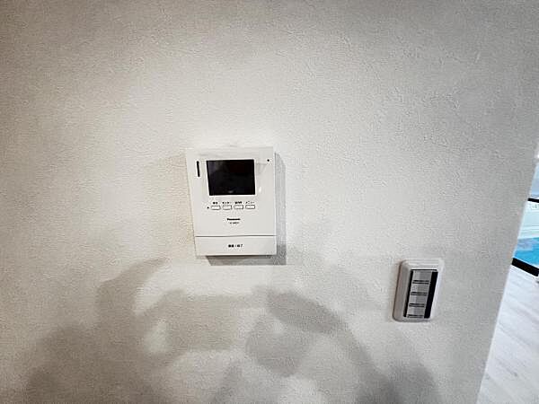 訪問者を確認できるTVモニター付きインターフォンです。