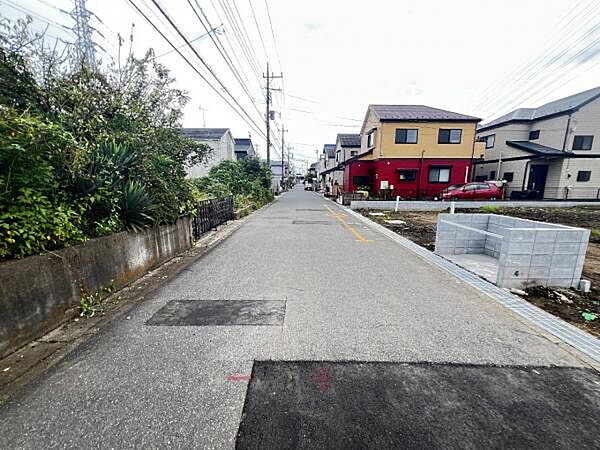 前面道路を含めた現地写真です。