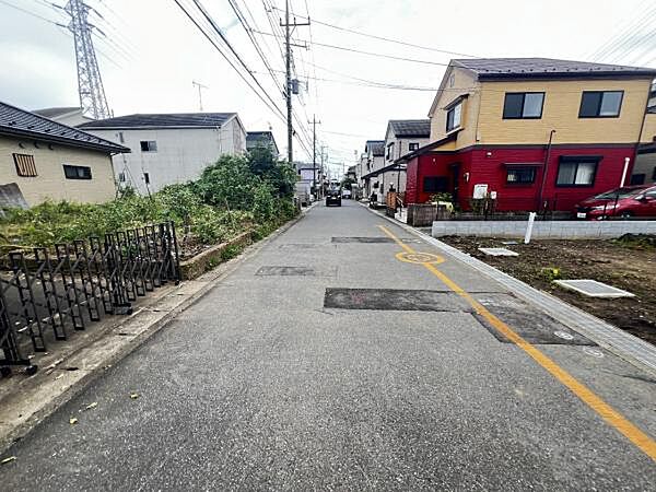 前面道路を含めた現地写真です。