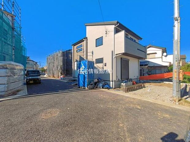 前面道路を含めた現地写真です。