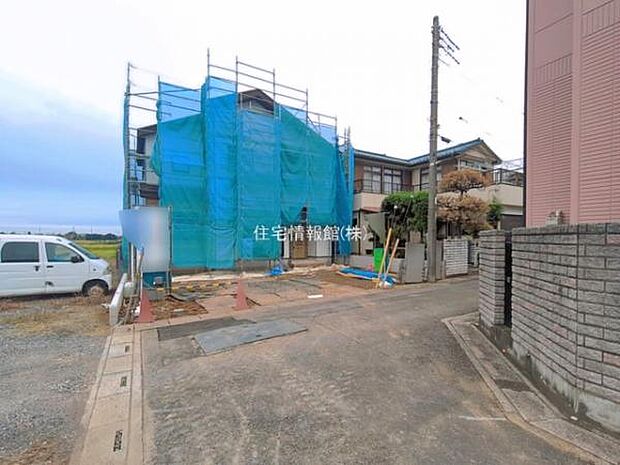 前面道路を含めた現地写真です。