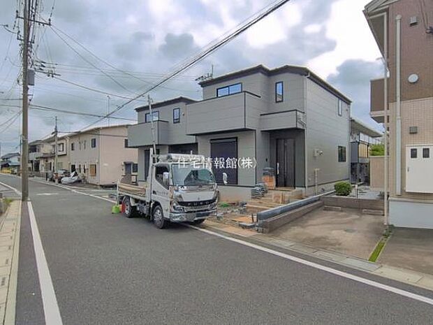 前面道路を含めた現地写真です。