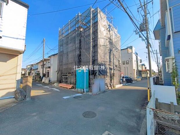 前面道路を含めた現地写真です。