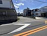 外観：前面道路を含めた現地写真です。ぜひ周辺環境も併せてご覧ください。