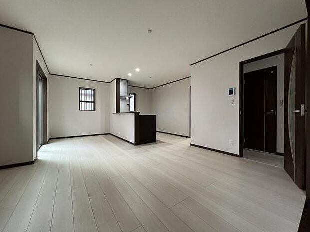 ご家族みんながゆったりくつろげる広々リビングです。