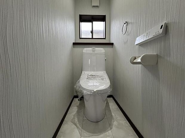 シャワー洗浄機能付のトイレは、清潔感が印象的な空間ですね。