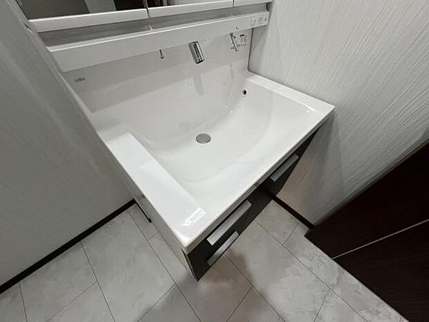 シャワー付き洗面化粧台です。手軽にシャンプーができ、お掃除もしやすいですね。