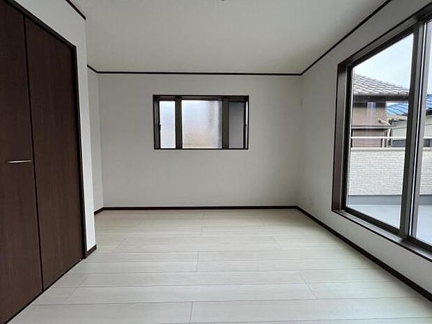 洋室は、風通しが良く明るく快適な空間です。ゆったりと、お寛ぎ頂けそうです。