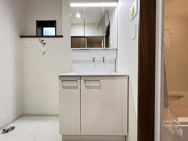 洗面化粧台です。朝の身支度から1日が始まります。