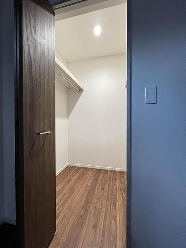 ウォークインクローゼットがあり収納スペースも豊富。季節物もスッキリ片付きそうです。