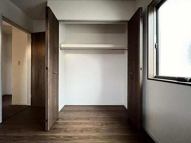 いつでもお部屋をスッキリお使い頂ける収納スペースを設置。