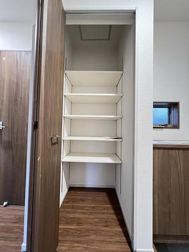 散らかりがちな玄関もスッキリの玄関収納付。