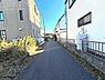 外観：前面道路は幅員約4mございます。