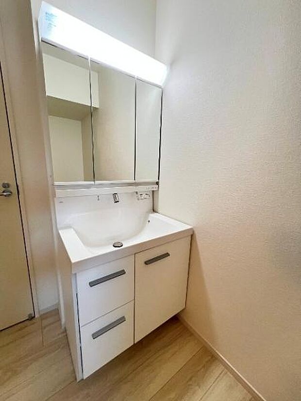 洗面化粧台です。朝の身支度から1日が始まります。