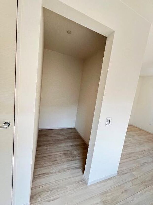 ウォークインクローゼットがあり収納スペースも豊富。季節物もスッキリ片付きそうです。