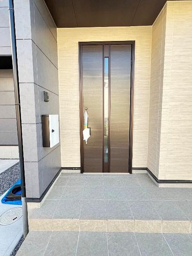 TVドアホンとポストが付いています。