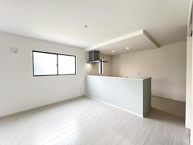 お食事中もキッチンと会話が楽しめるダイニングスペース。