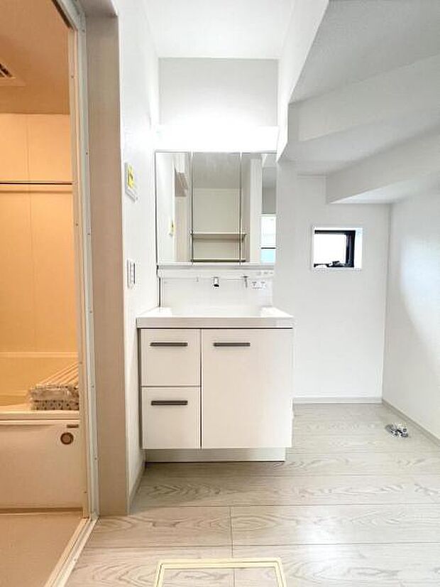 洗面化粧台です。朝の身支度から1日が始まります。