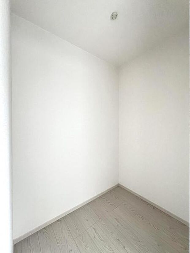 ウォークインクローゼットがあり収納スペースも豊富。季節物もスッキリ片付きそうです。