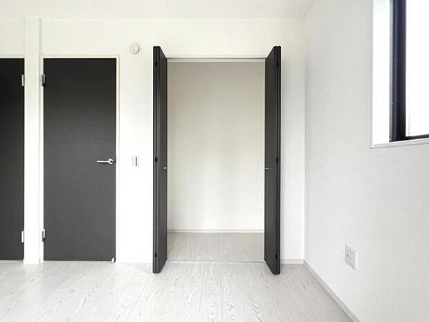 いつでもお部屋をスッキリお使い頂ける収納スペースを設置。