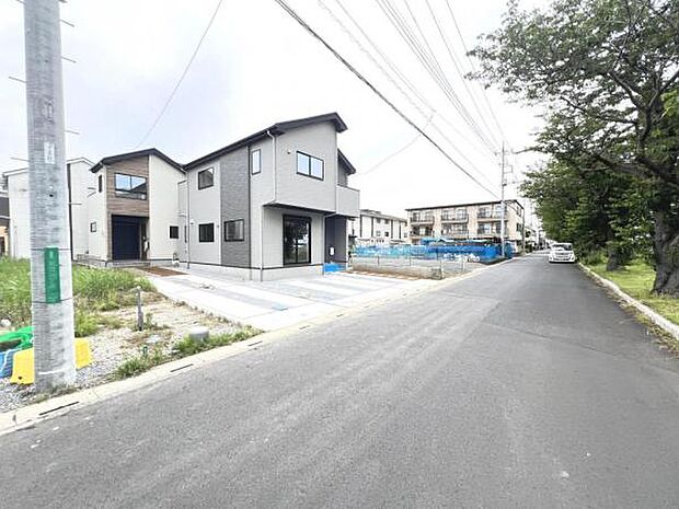 前面道路を含めた現地写真です。