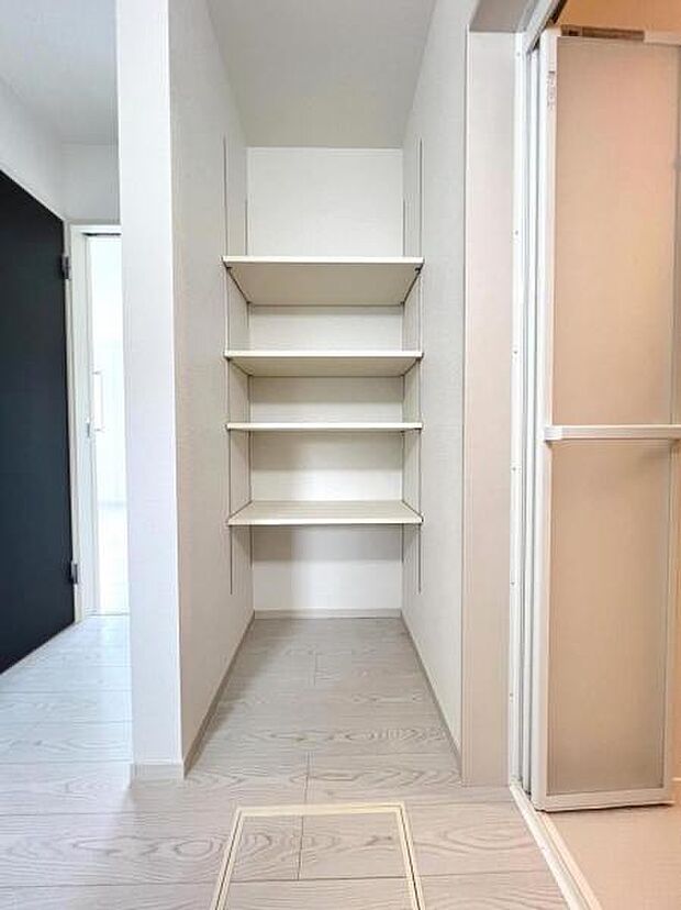 洗面所には収納棚がついています。