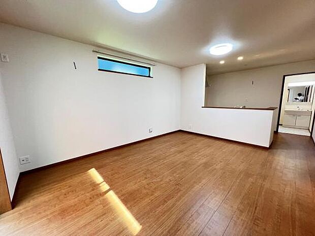 お食事中もキッチンと会話が楽しめるダイニングスペース。