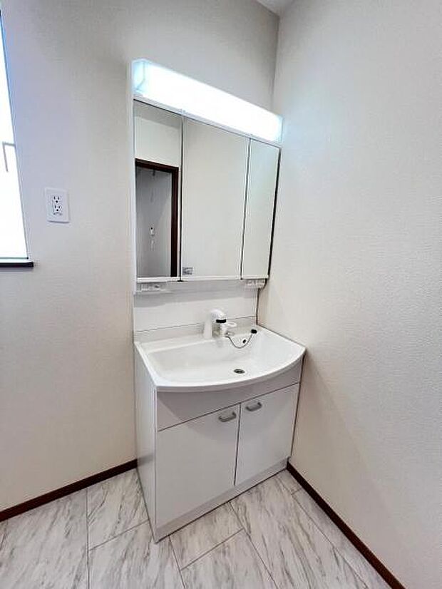 洗面化粧台です。朝の身支度から1日が始まります。