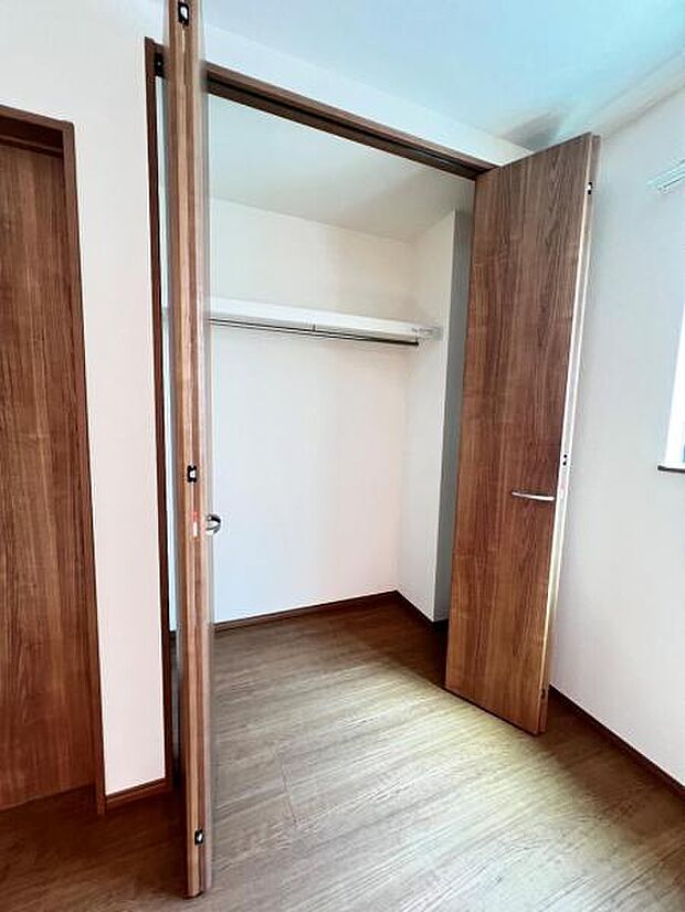 中の物を確認しやすく、取り出しやすい収納スペース。お部屋を広々とお使いいただけます。